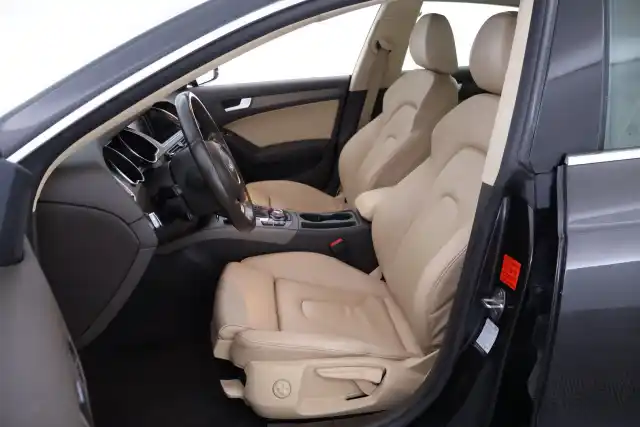 Harmaa Viistoperä, Audi A5 – UZP-464