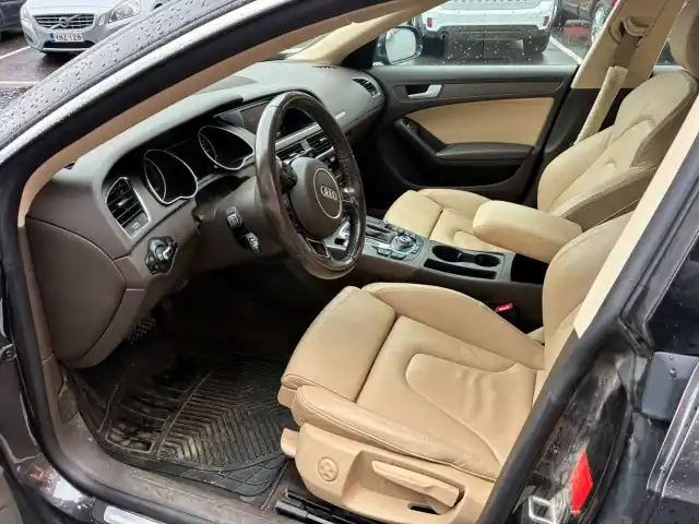 Harmaa Viistoperä, Audi A5 – UZP-464