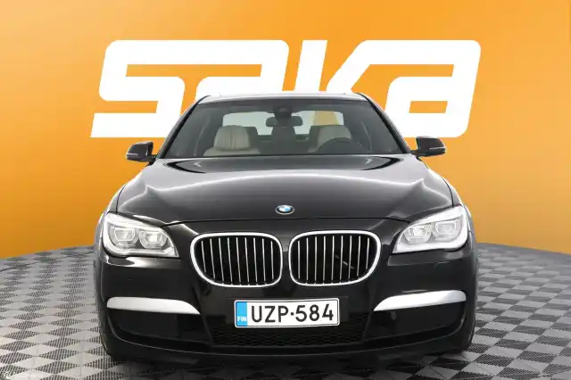 Musta Sedan, BMW 730 – UZP-584