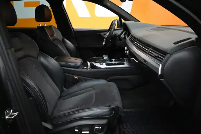 Harmaa Maastoauto, Audi Q7 – UZR-657
