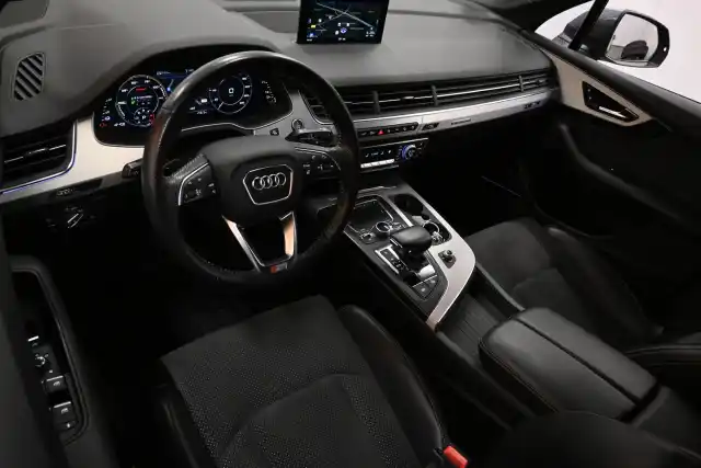 Harmaa Maastoauto, Audi Q7 – UZR-657