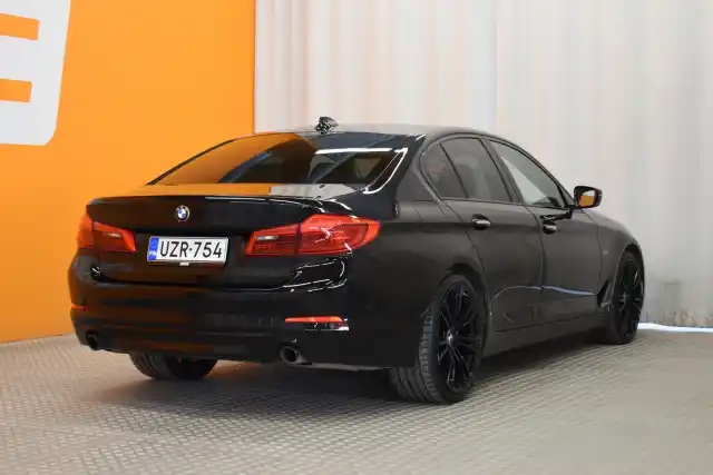 Musta Sedan, BMW 520 – UZR-754