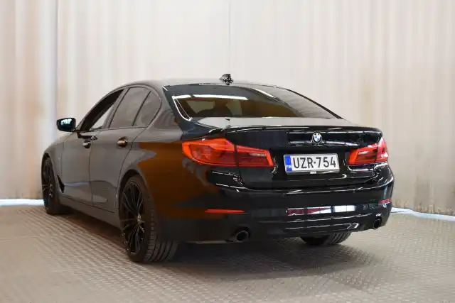 Musta Sedan, BMW 520 – UZR-754