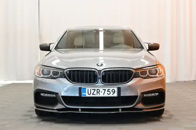 Harmaa Sedan, BMW 520 – UZR-759