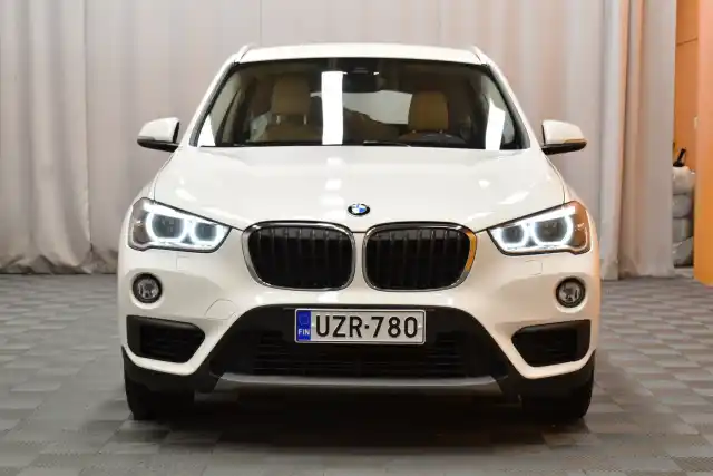 Valkoinen Maastoauto, BMW X1 – UZR-780