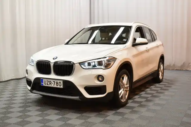 Valkoinen Maastoauto, BMW X1 – UZR-780