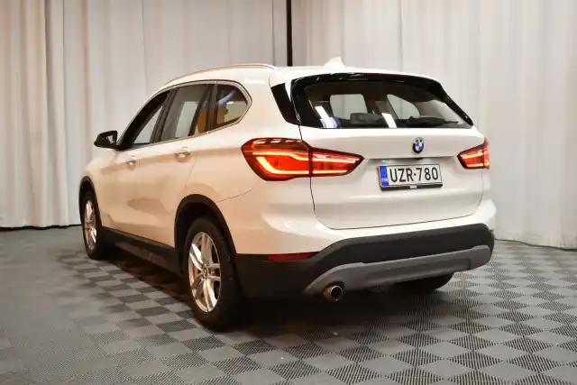 Valkoinen Maastoauto, BMW X1 – UZR-780