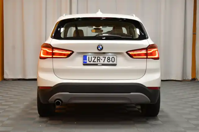 Valkoinen Maastoauto, BMW X1 – UZR-780