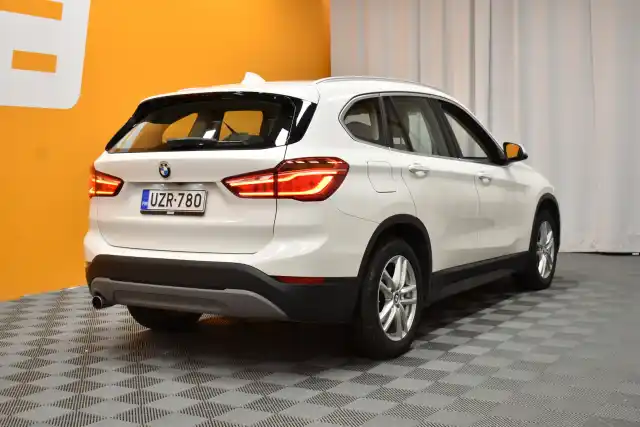 Valkoinen Maastoauto, BMW X1 – UZR-780