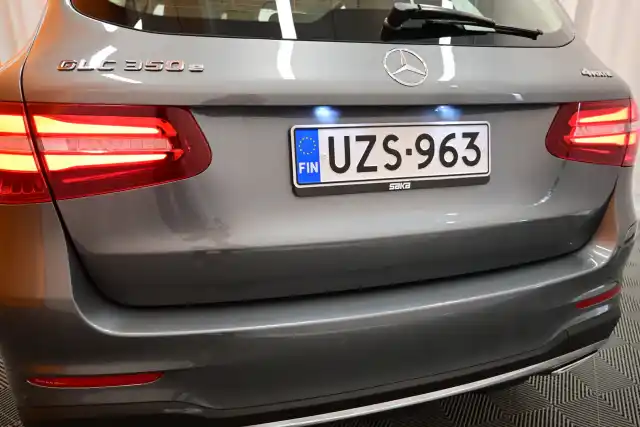 Harmaa Maastoauto, Mercedes-Benz GLC – UZS-963