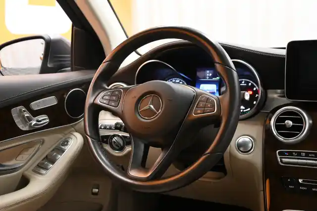 Harmaa Maastoauto, Mercedes-Benz GLC – UZS-963