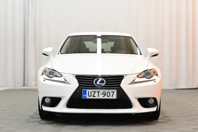 Valkoinen Sedan, Lexus IS – UZT-907