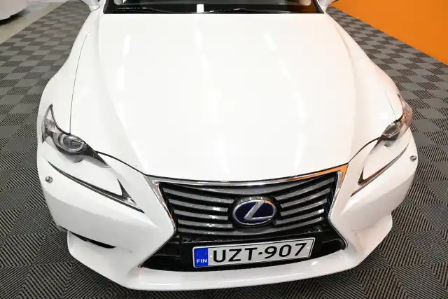 Valkoinen Sedan, Lexus IS – UZT-907