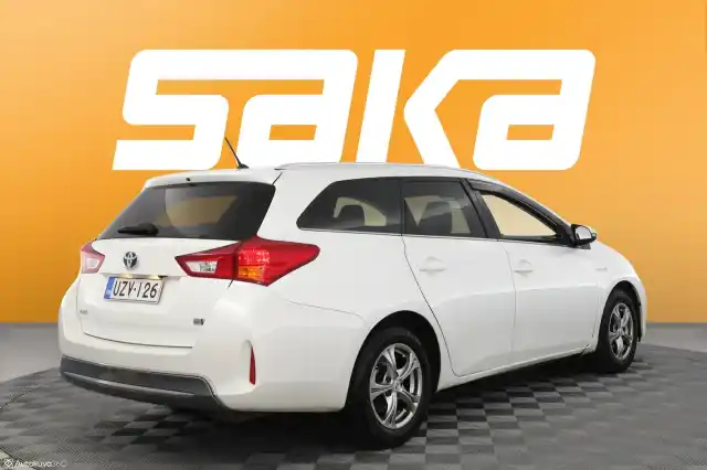 Valkoinen Farmari, Toyota Auris – UZV-126