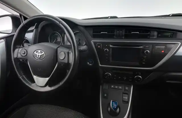 Valkoinen Farmari, Toyota Auris – UZV-126