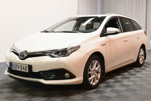 Valkoinen Farmari, Toyota Auris – UZV-242