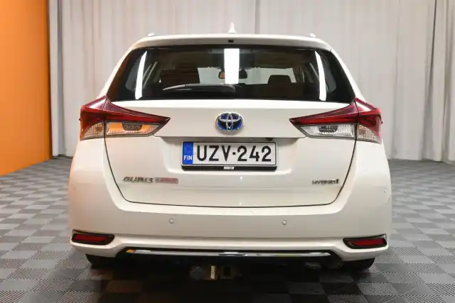 Valkoinen Farmari, Toyota Auris – UZV-242