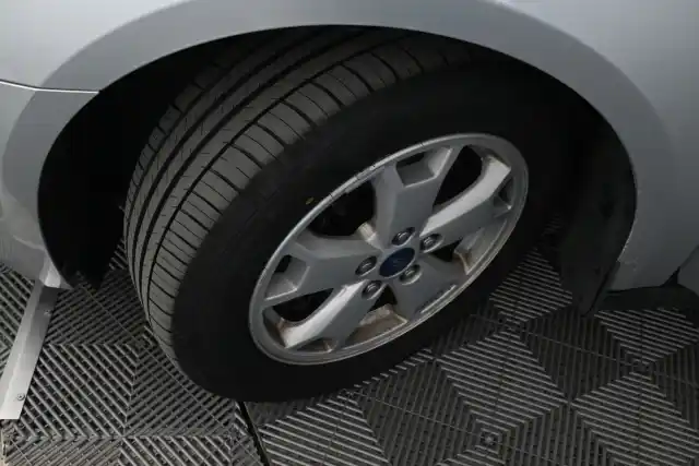 Harmaa Tila-auto, Ford Grand Tourneo Connect – UZV-559