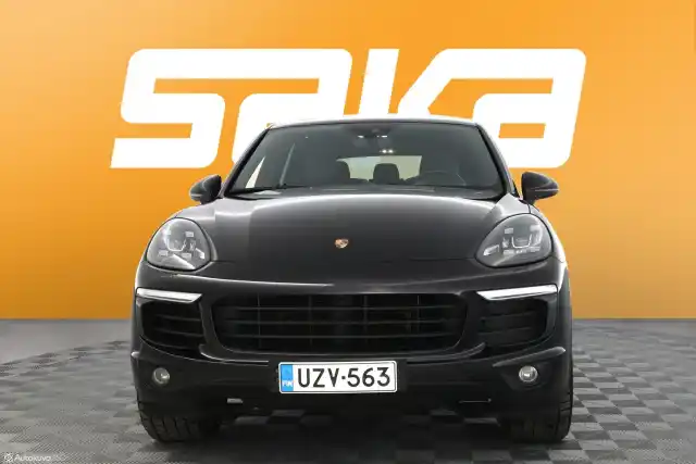 Musta Maastoauto, Porsche Cayenne – UZV-563