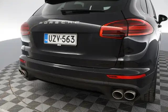 Musta Maastoauto, Porsche Cayenne – UZV-563