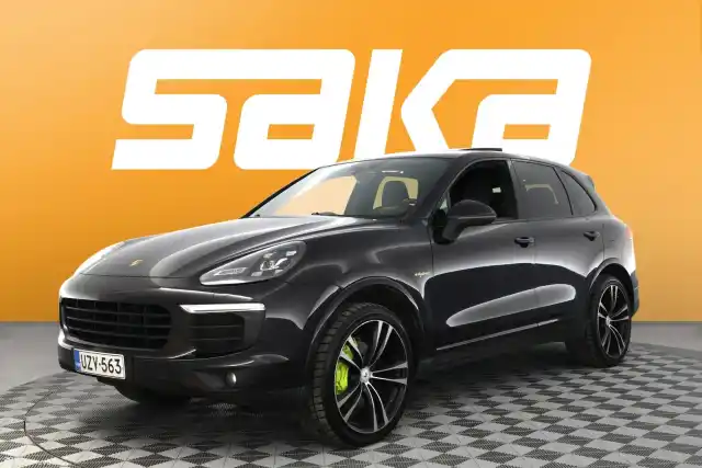 Musta Maastoauto, Porsche Cayenne – UZV-563