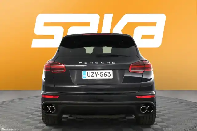 Musta Maastoauto, Porsche Cayenne – UZV-563