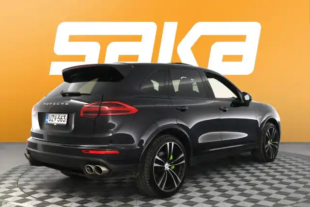 Musta Maastoauto, Porsche Cayenne – UZV-563