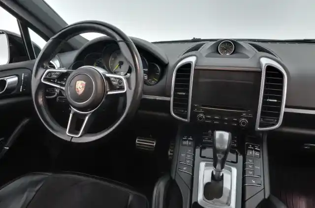 Musta Maastoauto, Porsche Cayenne – UZV-563