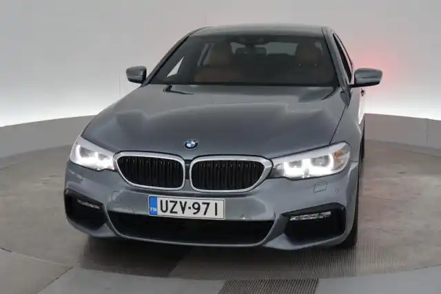 Harmaa Sedan, BMW 520 – UZV-971