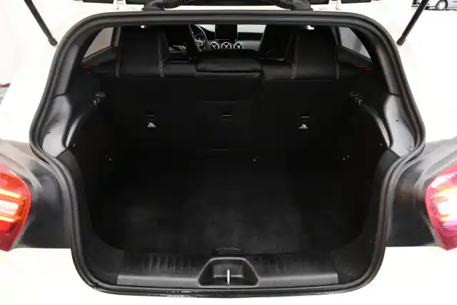 Valkoinen Viistoperä, Mercedes-Benz A – UZX-420