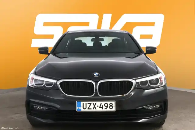 Harmaa Sedan, BMW 530 – UZX-498