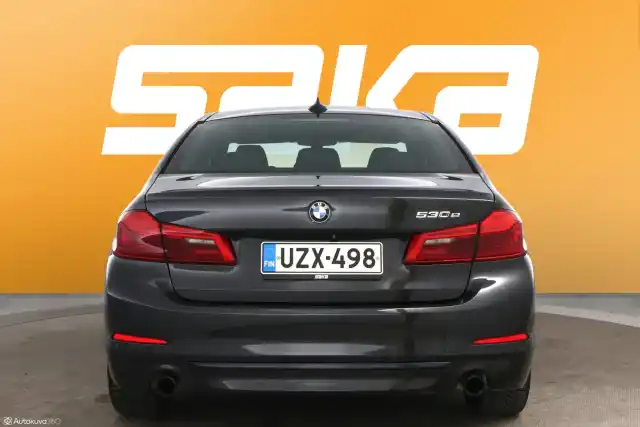 Harmaa Sedan, BMW 530 – UZX-498