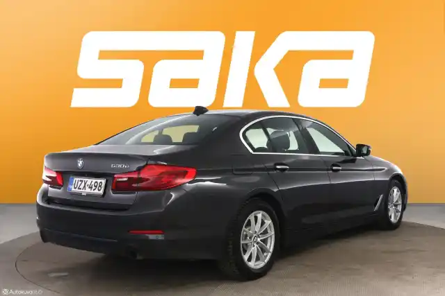 Harmaa Sedan, BMW 530 – UZX-498