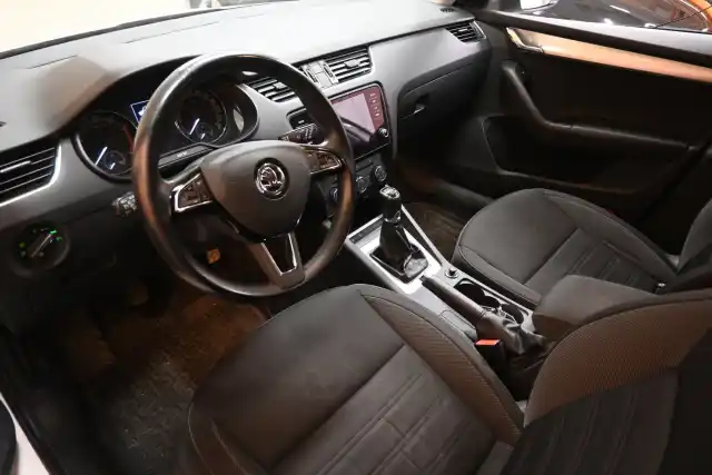 Valkoinen Farmari, Skoda Octavia – UZX-623