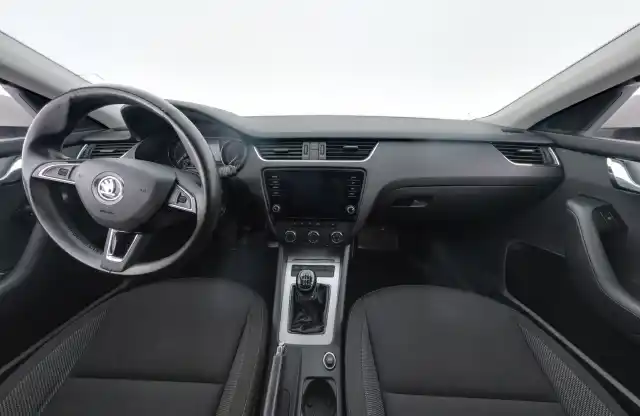 Valkoinen Farmari, Skoda Octavia – UZX-623