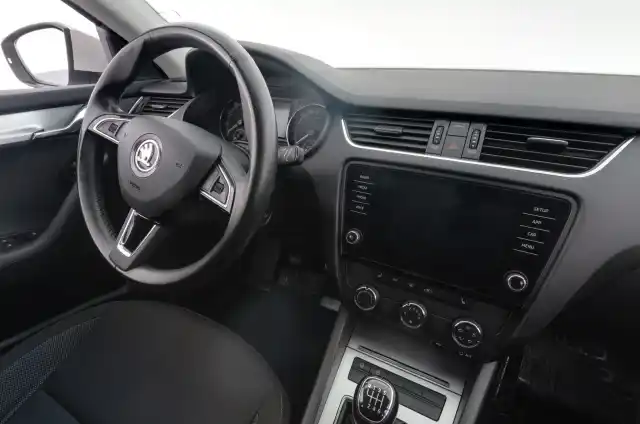 Valkoinen Farmari, Skoda Octavia – UZX-623