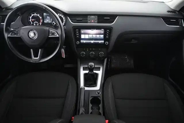 Valkoinen Farmari, Skoda Octavia – UZX-623