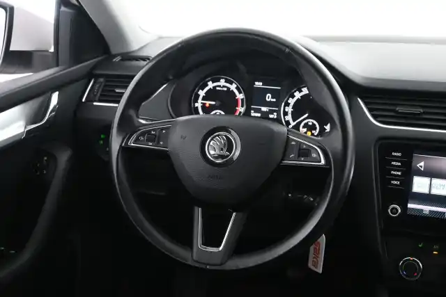 Valkoinen Farmari, Skoda Octavia – UZX-623