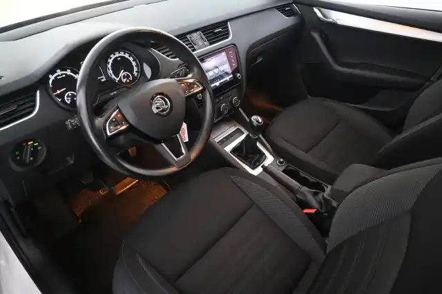 Valkoinen Farmari, Skoda Octavia – UZX-623