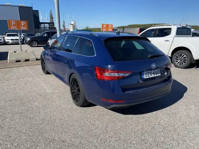 Sininen Farmari, Skoda Superb – UZX-660