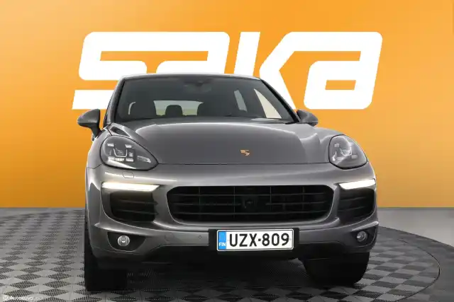 Harmaa Maastoauto, Porsche Cayenne – UZX-809