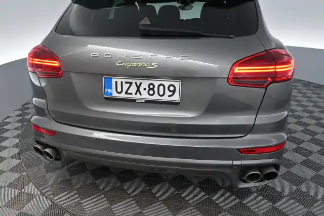 Harmaa Maastoauto, Porsche Cayenne – UZX-809