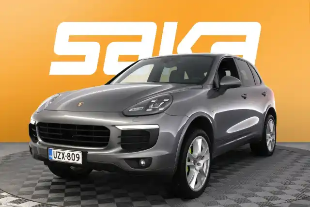 Harmaa Maastoauto, Porsche Cayenne – UZX-809