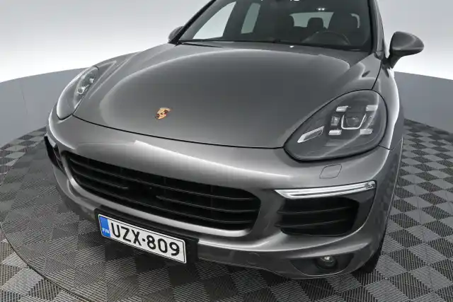 Harmaa Maastoauto, Porsche Cayenne – UZX-809