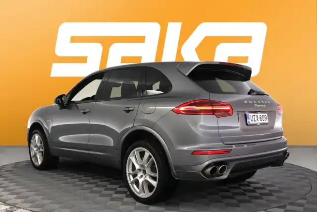 Harmaa Maastoauto, Porsche Cayenne – UZX-809