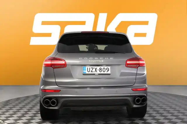 Harmaa Maastoauto, Porsche Cayenne – UZX-809