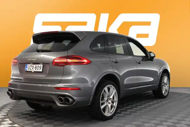 Harmaa Maastoauto, Porsche Cayenne – UZX-809