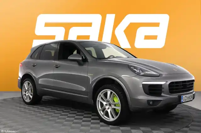 Harmaa Maastoauto, Porsche Cayenne – UZX-809