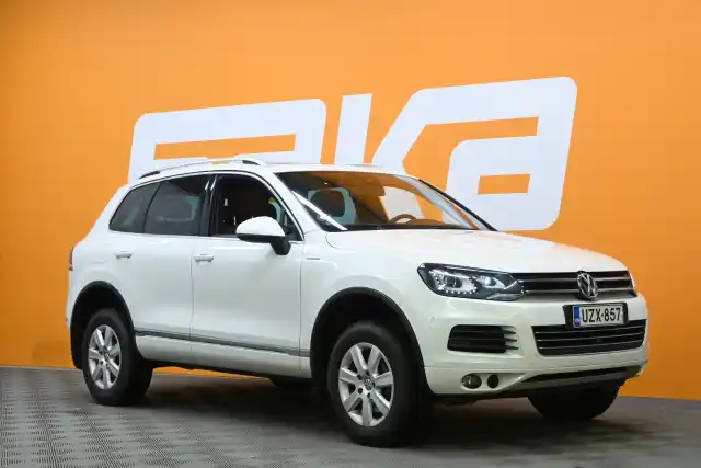 Valkoinen Maastoauto, Volkswagen Touareg – UZX-857