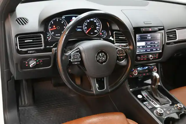 Valkoinen Maastoauto, Volkswagen Touareg – UZX-857